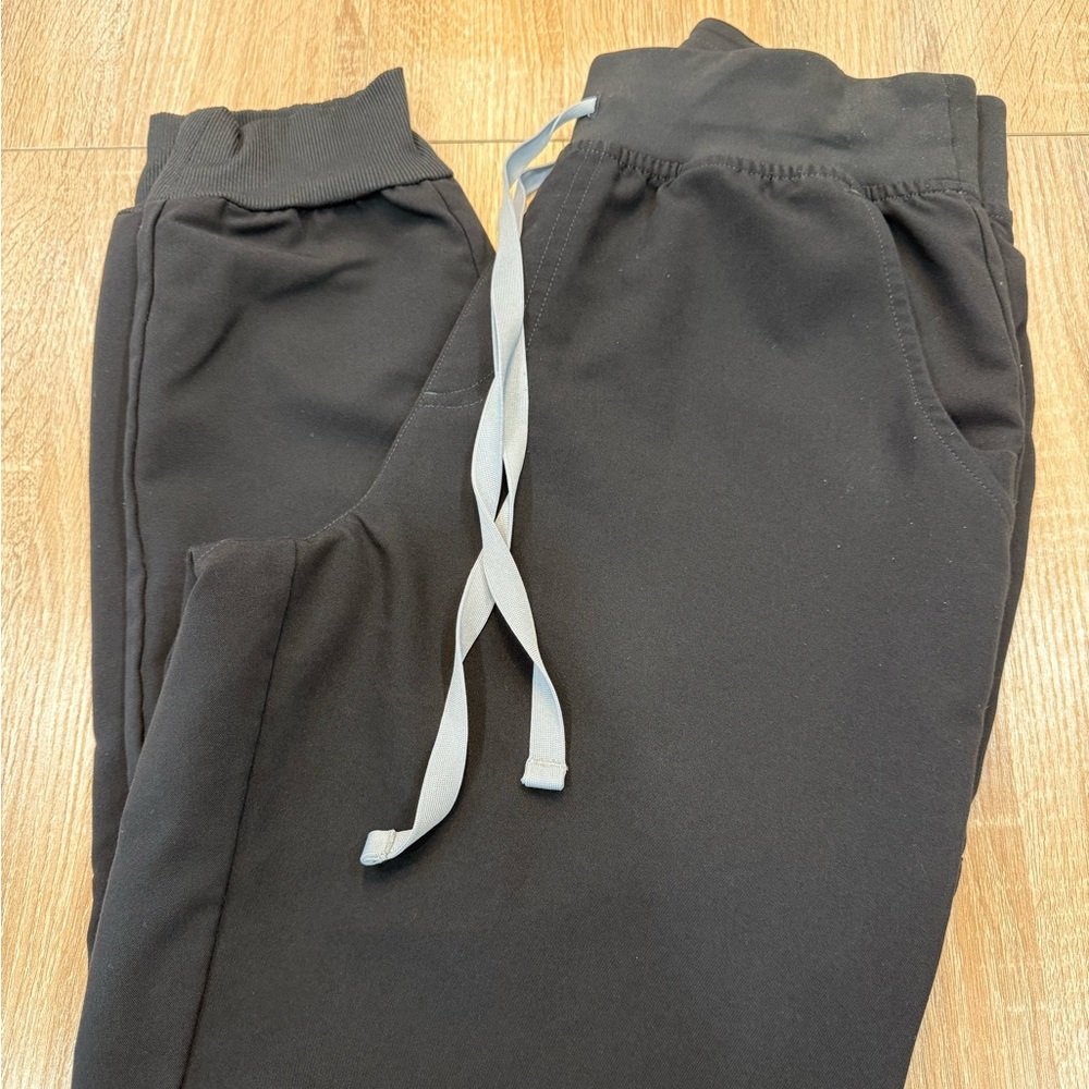 Figs Petite High Waisted Zamora Jogger Scrub Pants in Black